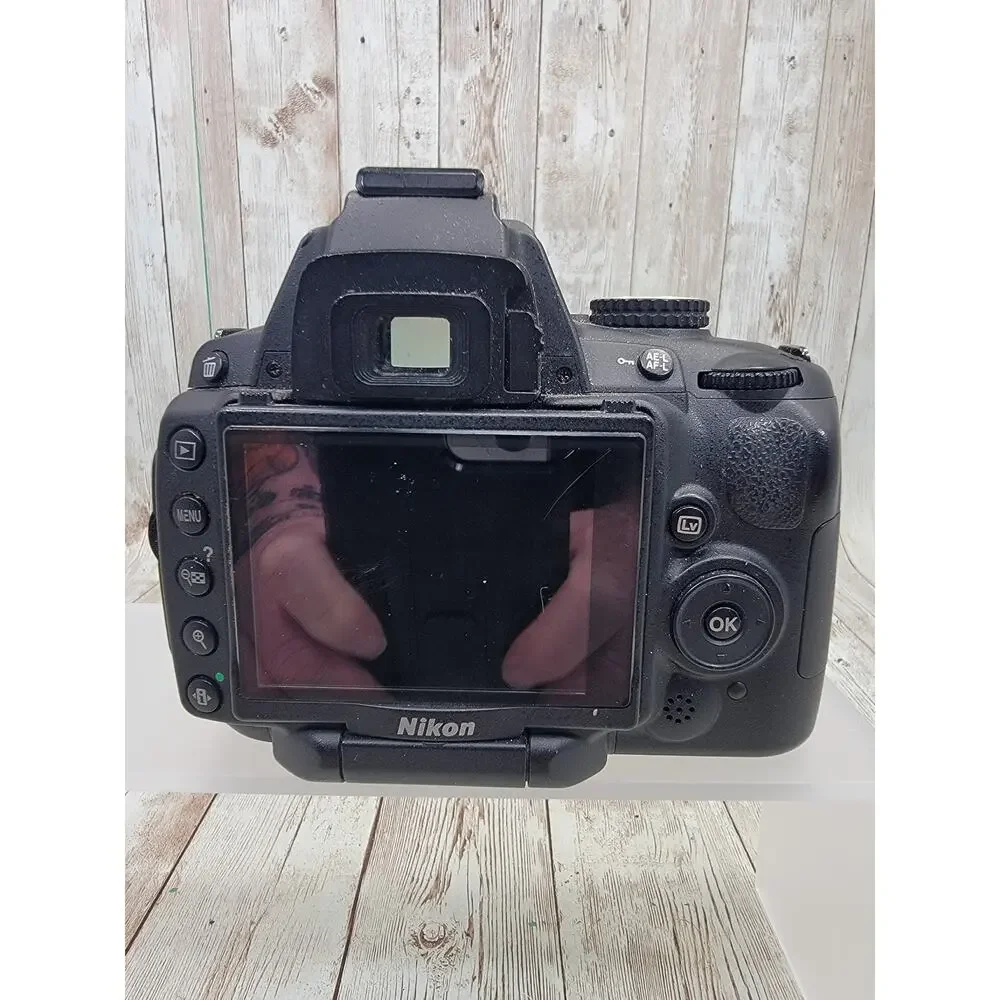 Nikon D5000 12.3 MP Digital SLR Camera Body Black W/Charger & 2 Battery's